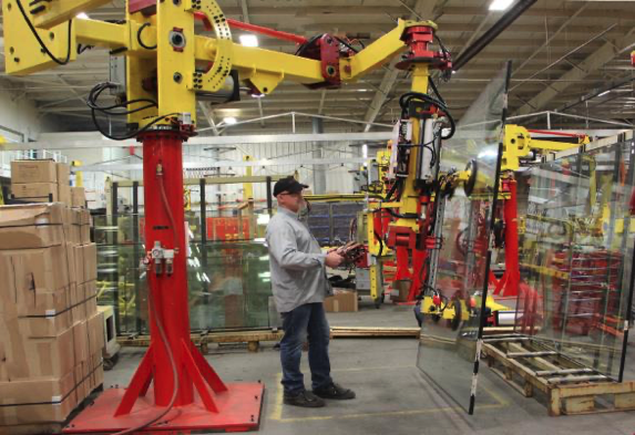 operator with large, glass pane suction cup end effector